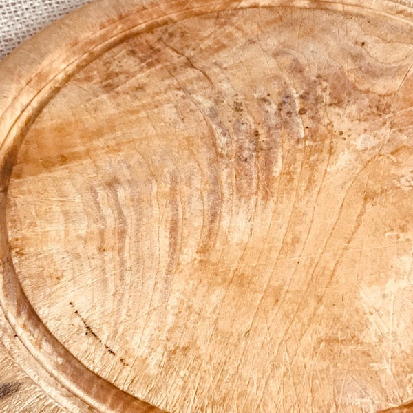 Image of 27.5cm diameter bread board close up