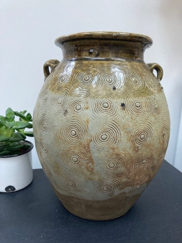 Image of Large urn front view