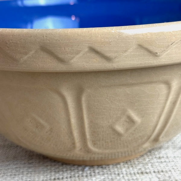 Image of Mason Cash blue lined mixing bowl detail view