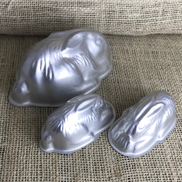 Image of Back view of mother and baby rabbits metal Jelly Moulds