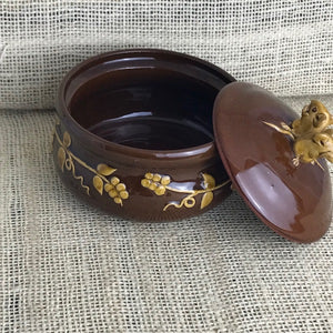 Image  of Cleverly bow with leaves and lid with two mice