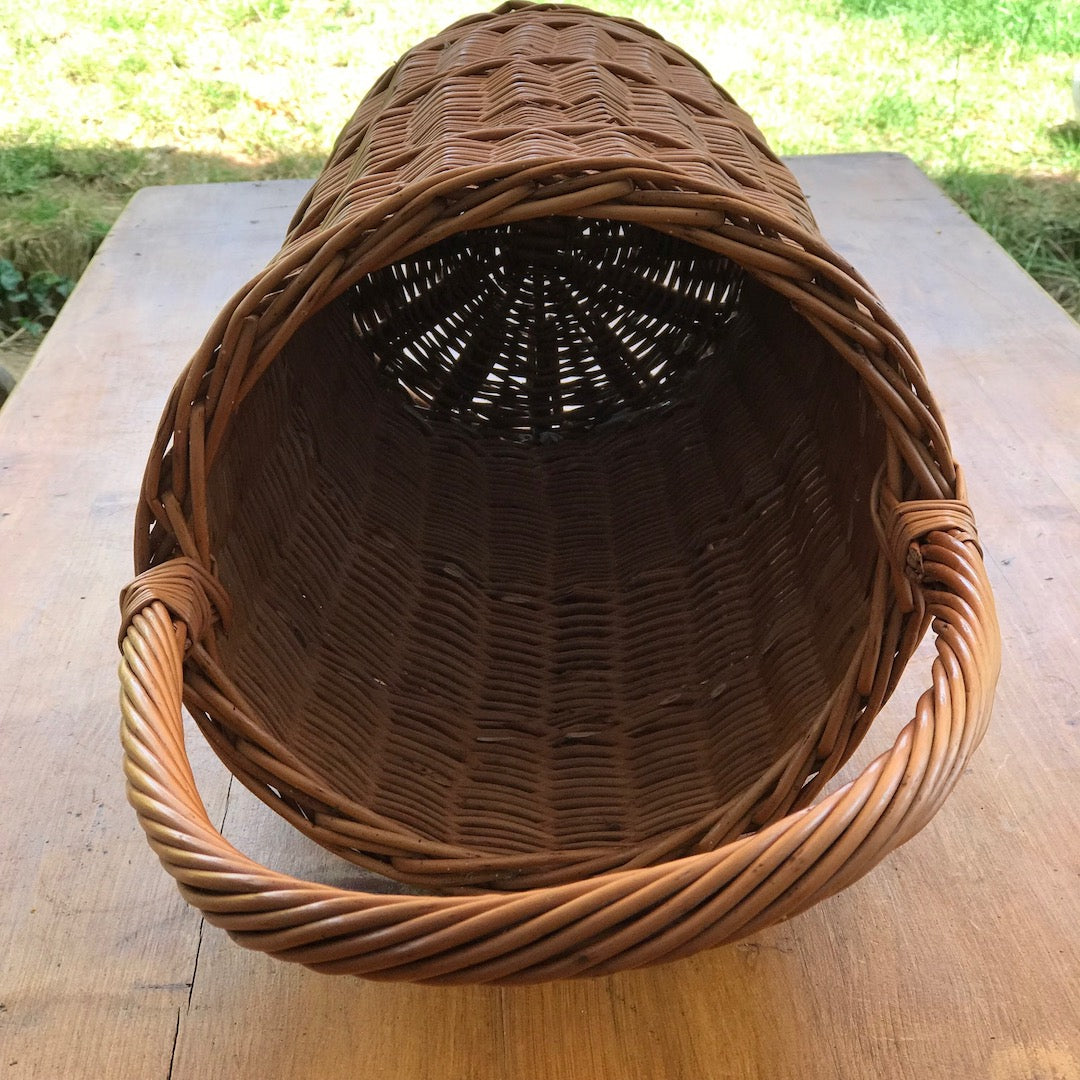 Image of the inside of a french baguette basket