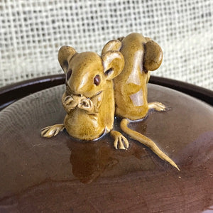 Image of Mouse eating on Cleverly bowl